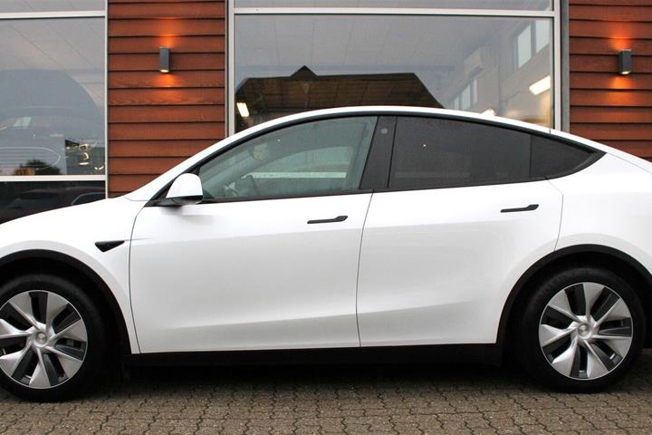 Hvid Tesla Model Y fra 2023