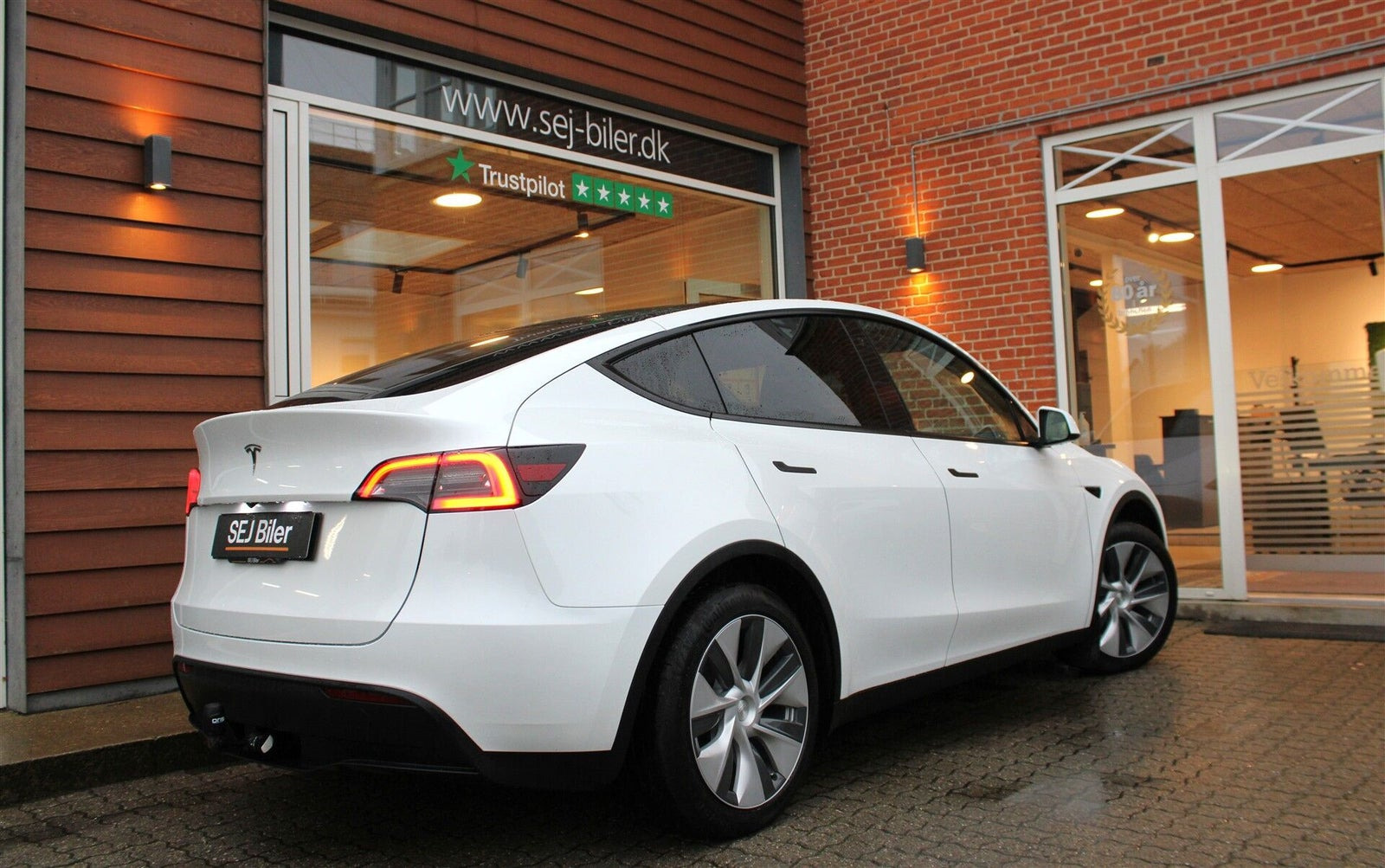 Hvid Tesla Model Y fra 2023