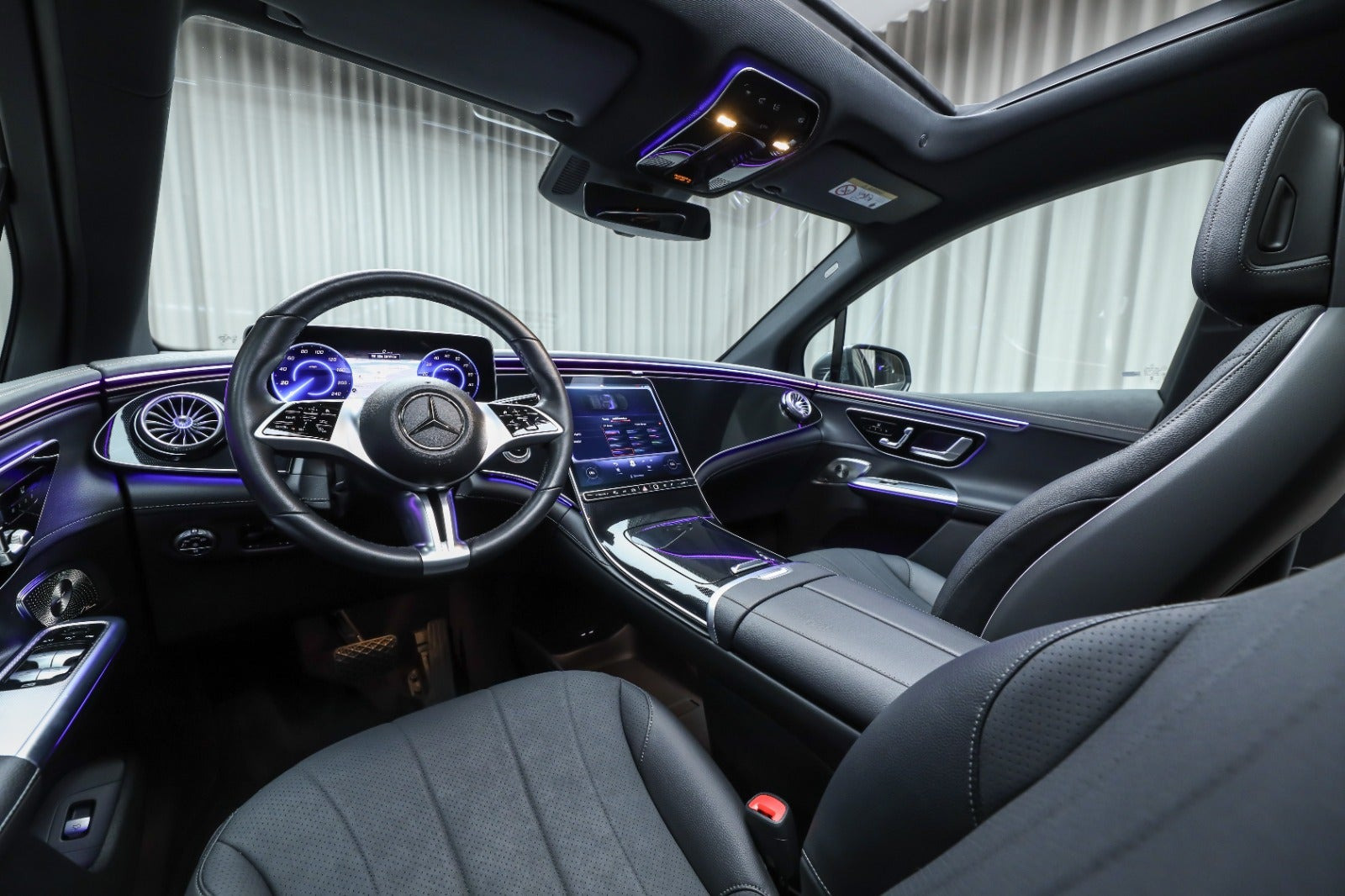 Grå Mercedes EQE350 SUV fra 2023