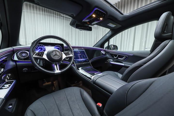 Grå Mercedes EQE350 SUV fra 2023