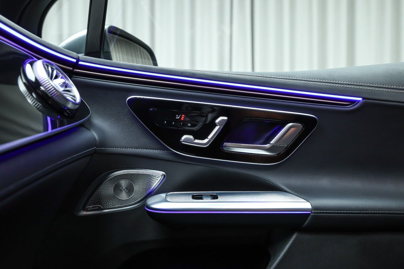 Grå Mercedes EQE350 SUV fra 2023