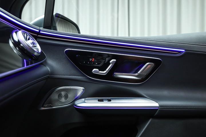 Grå Mercedes EQE350 SUV fra 2023