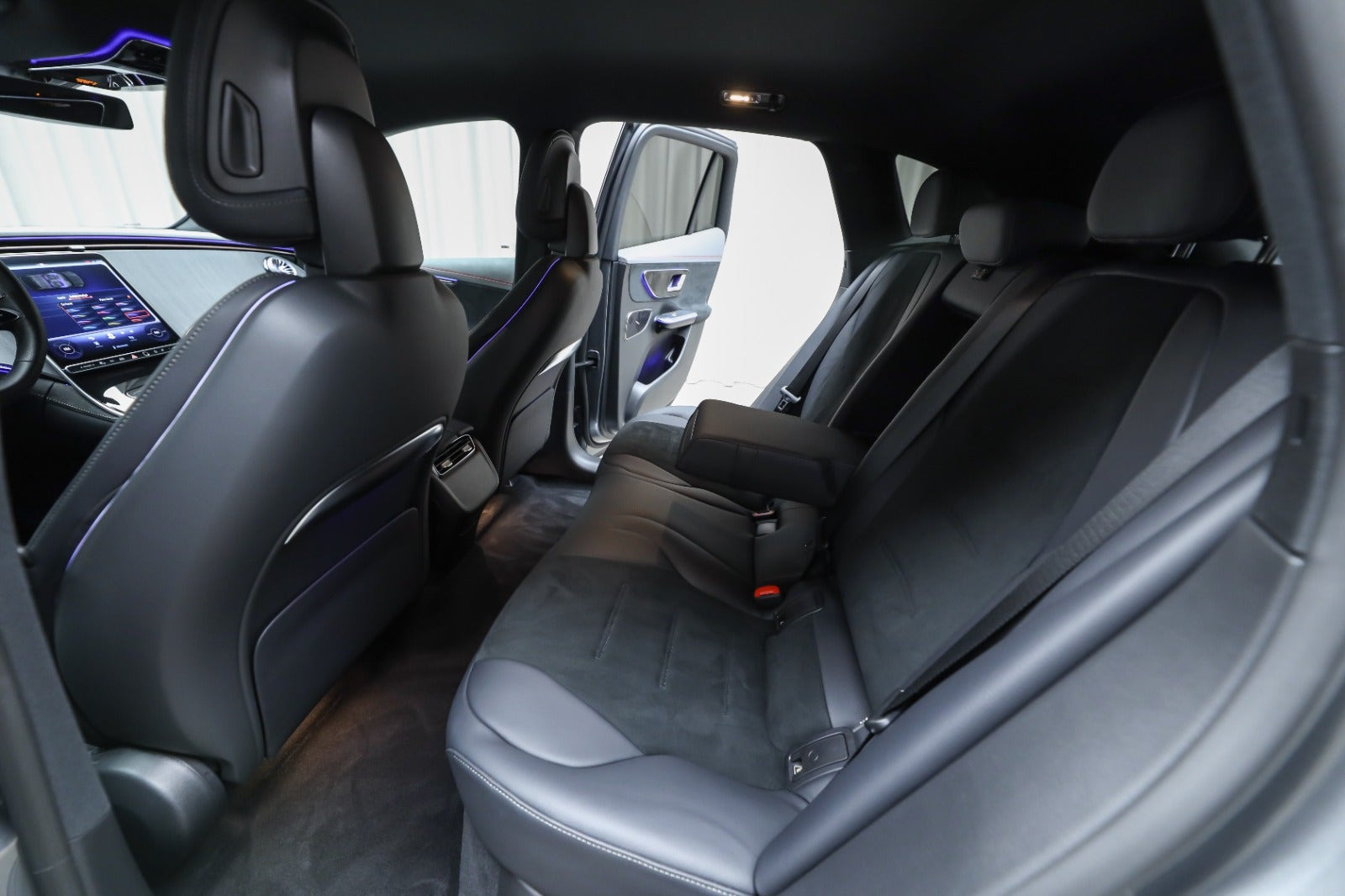 Grå Mercedes EQE350 SUV fra 2026