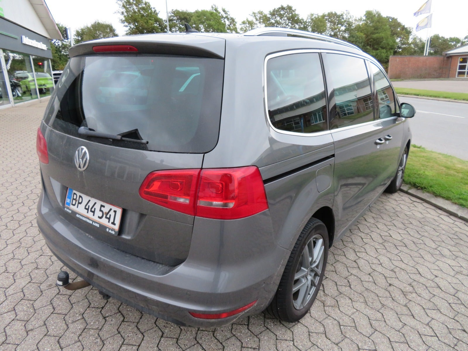 Grå VW Sharan fra 2014