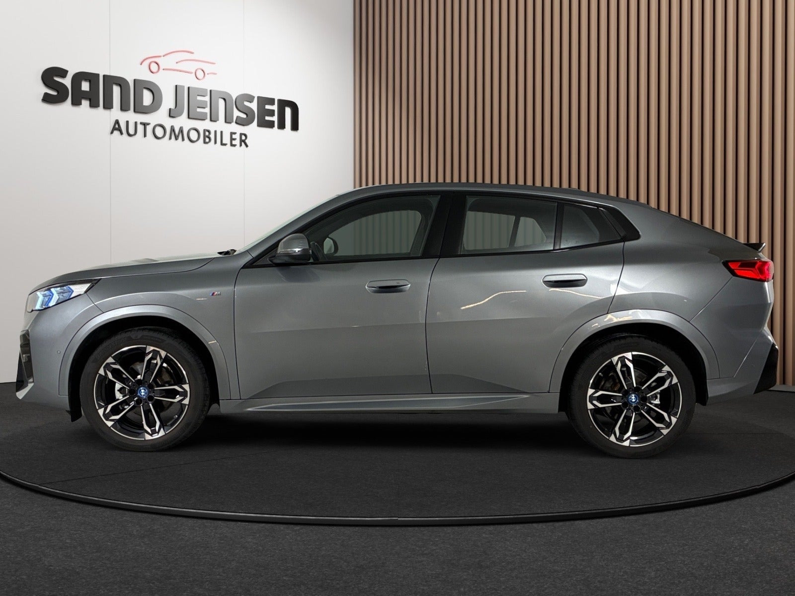 Grå BMW iX2 fra 2025