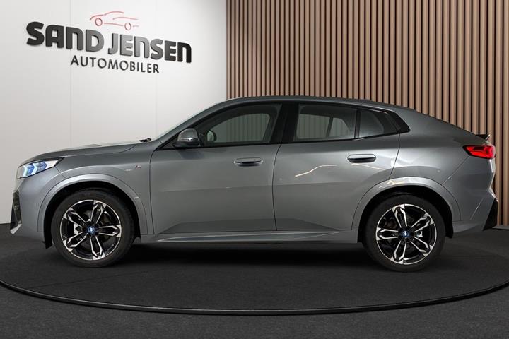Grå BMW iX2 fra 2025
