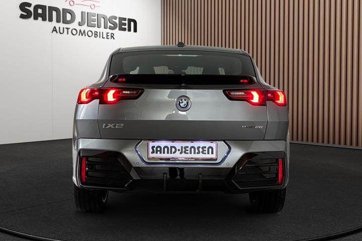 Grå BMW iX2 fra 2025