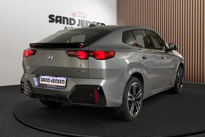 Grå BMW iX2 fra 2025