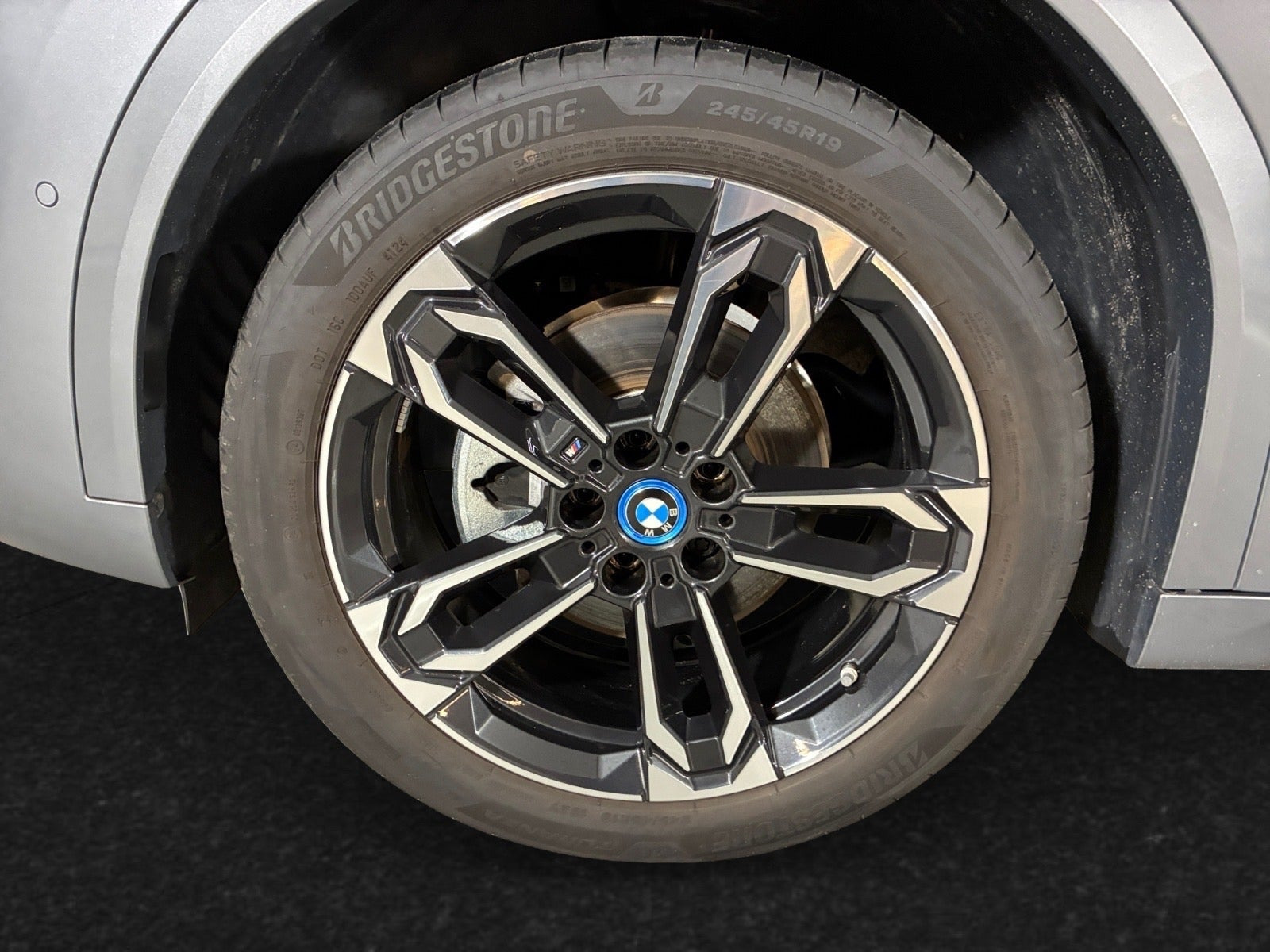 Grå BMW iX2 fra 2025