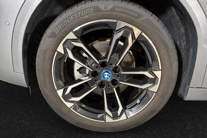 Grå BMW iX2 fra 2025