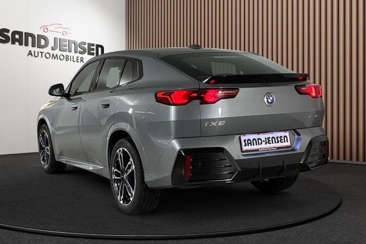 Grå BMW iX2 fra 2025