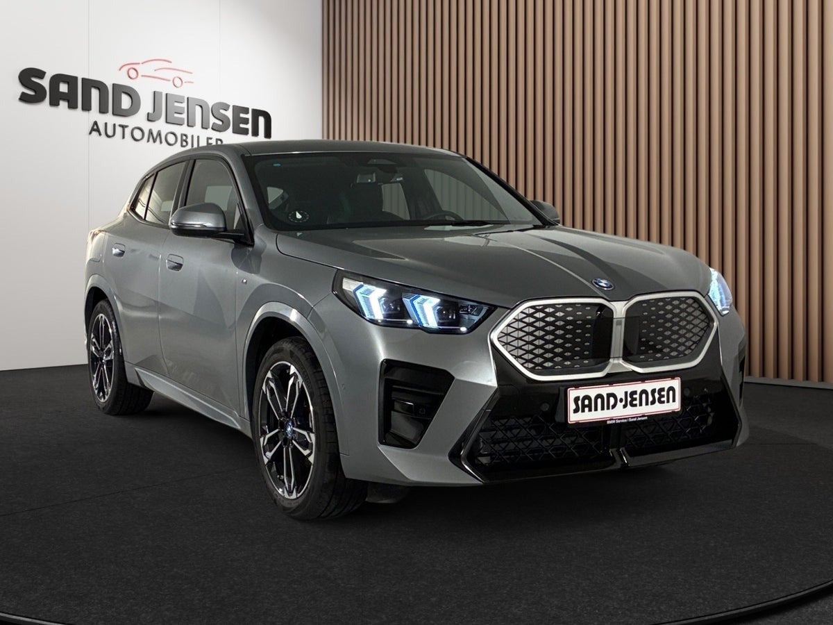 Grå BMW iX2 fra 2025