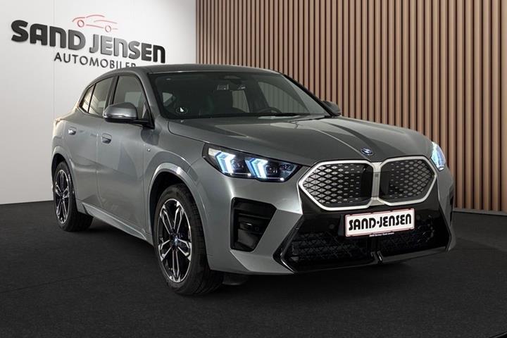 Grå BMW iX2 fra 2025