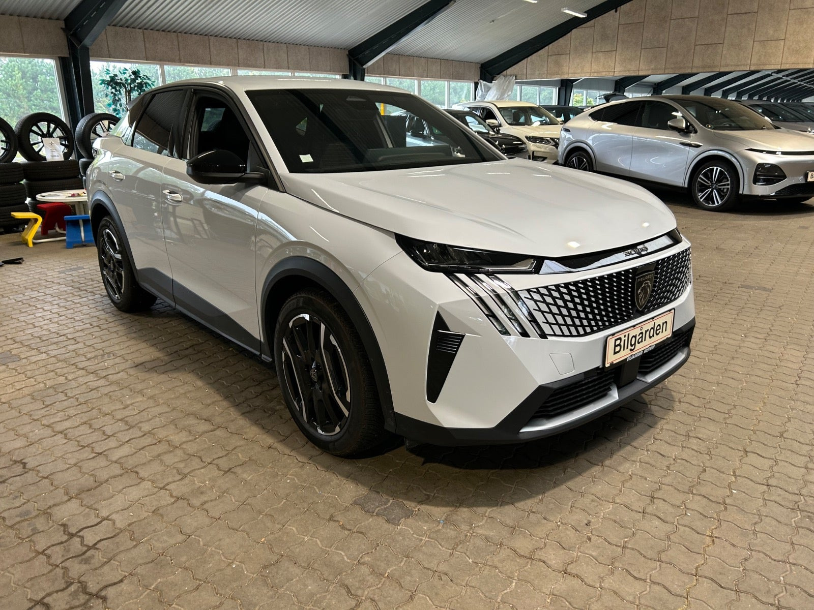 Hvid Peugeot e-3008 fra 2025