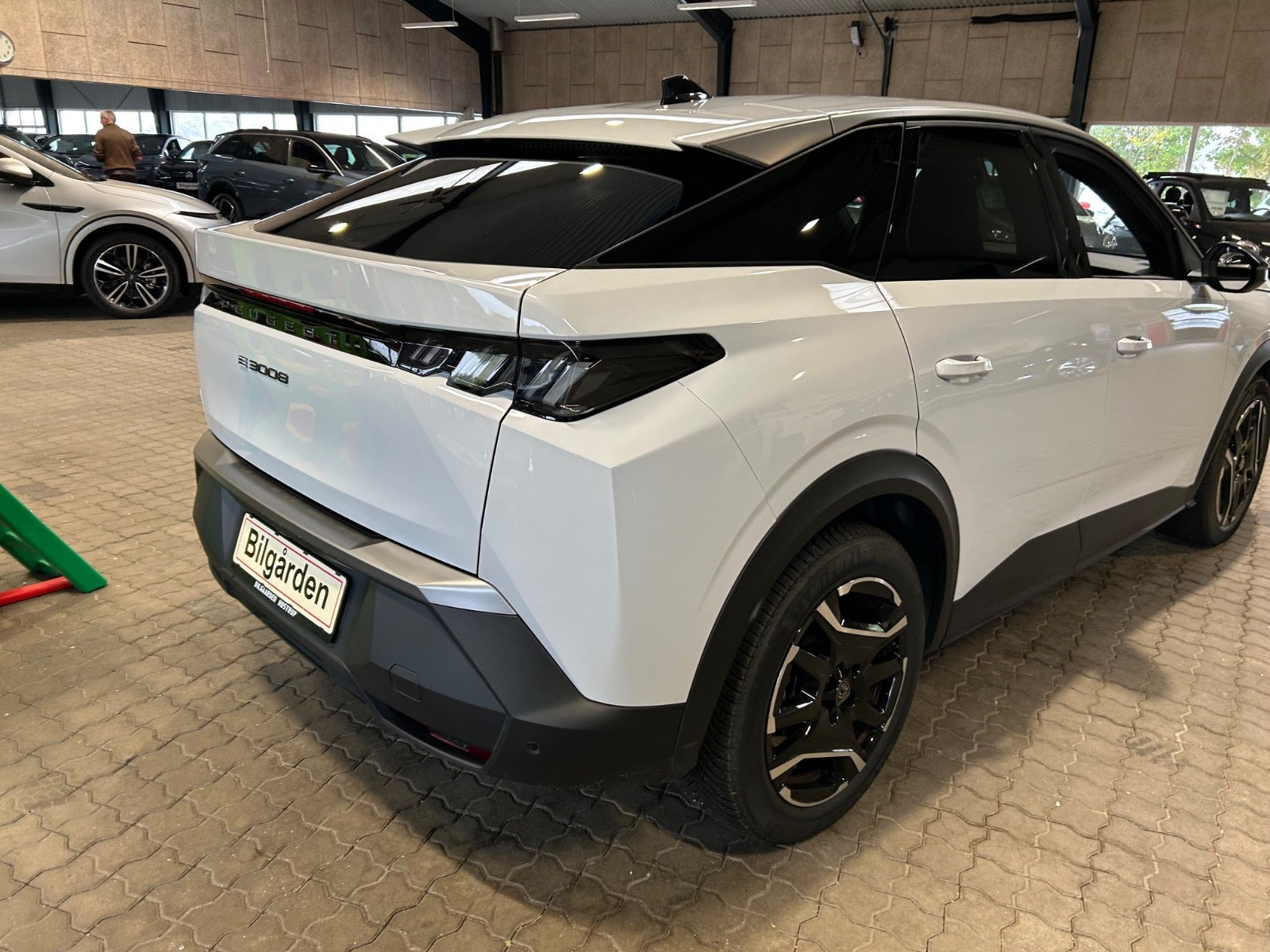 Hvid Peugeot e-3008 fra 2025
