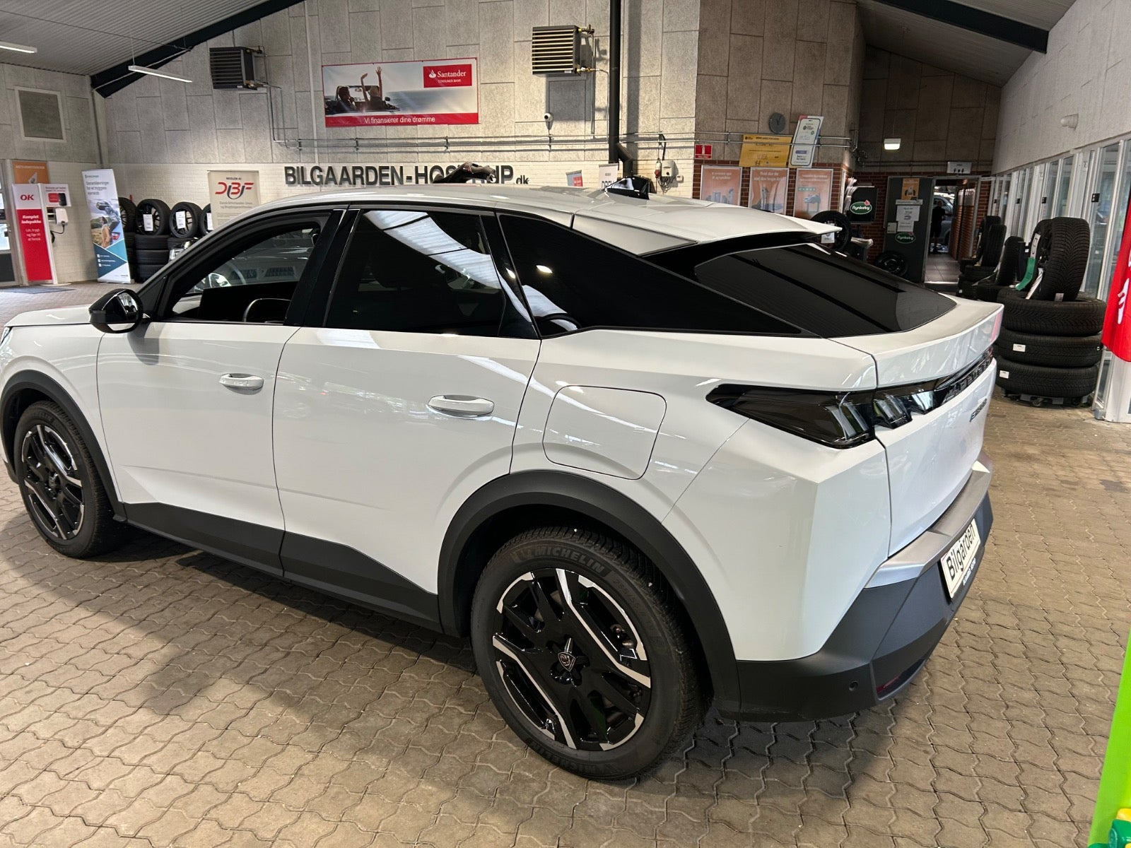 Hvid Peugeot e-3008 fra 2025