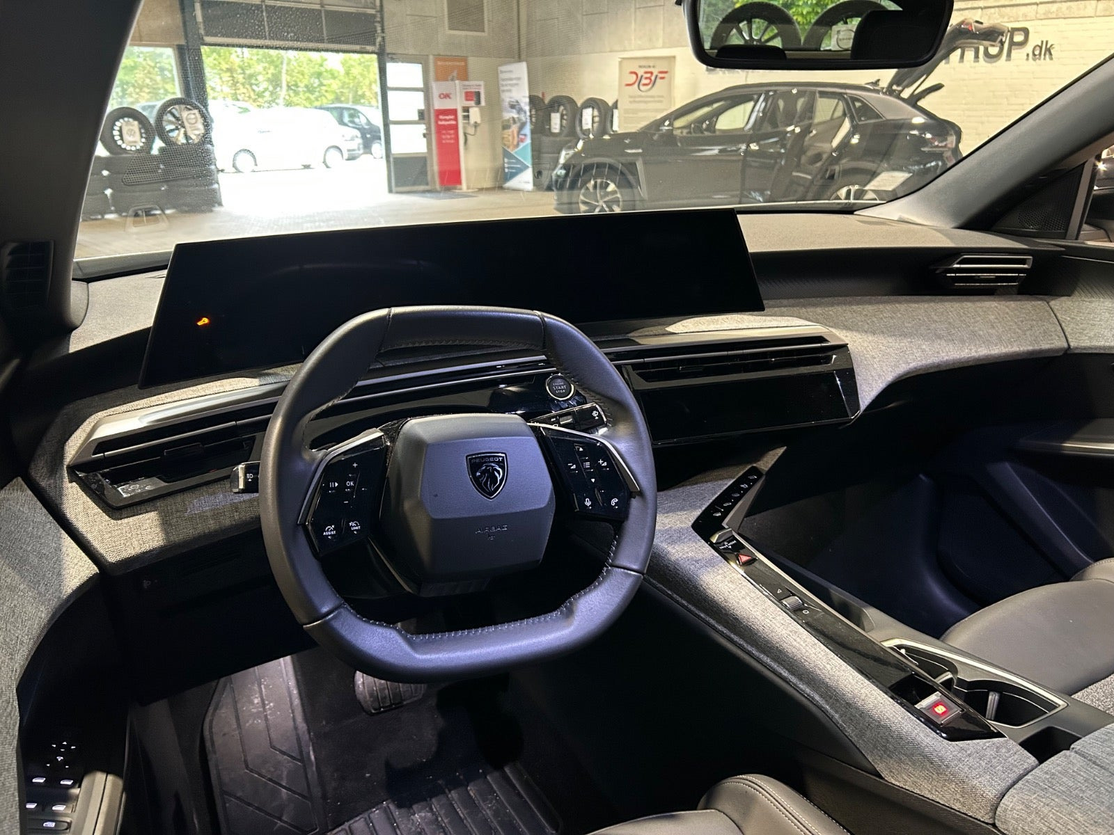 Hvid Peugeot e-3008 fra 2025