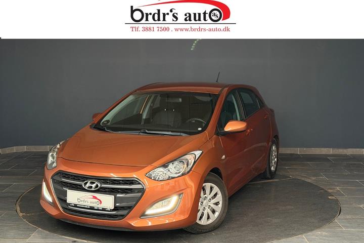 Orange Hyundai i30 fra 2015 set udefra