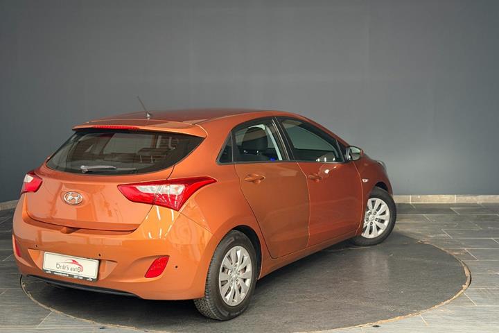 Orange Hyundai i30 fra 2015