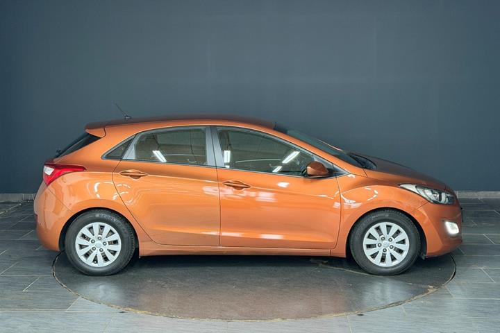Orange Hyundai i30 fra 2015