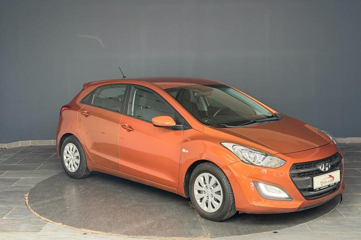 Orange Hyundai i30 fra 2015