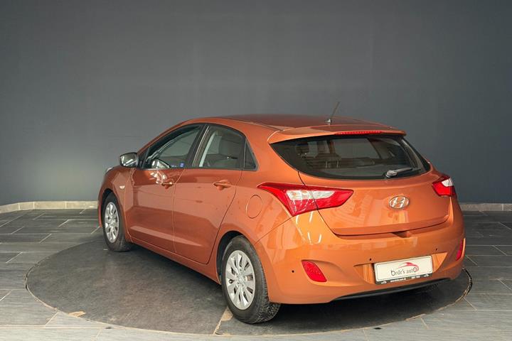 Orange Hyundai i30 fra 2015