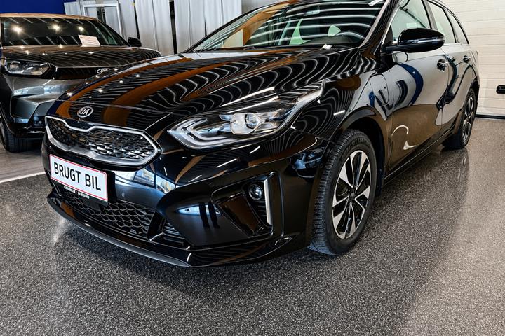 Sort Kia Ceed fra 2021 set udefra