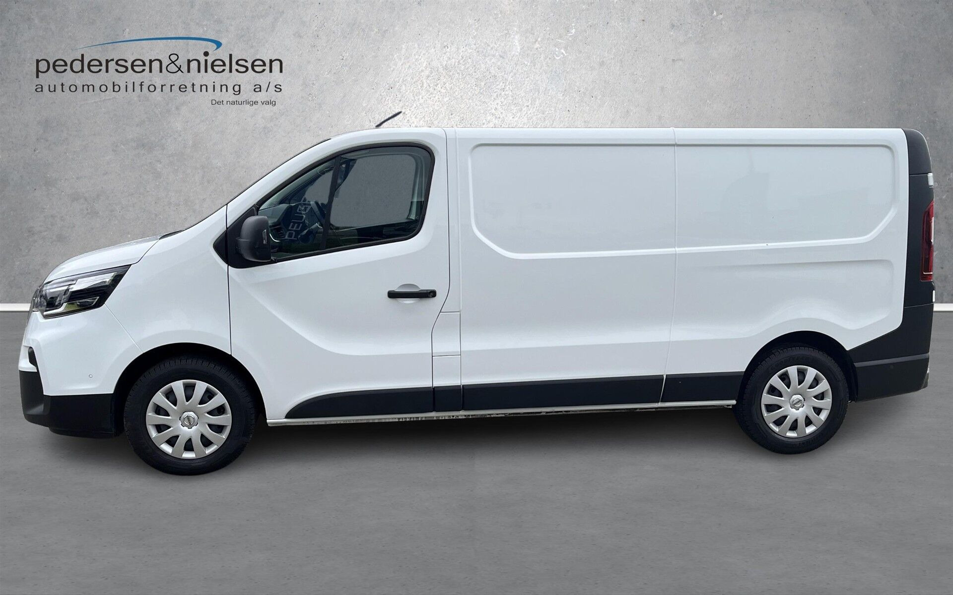 Hvid Nissan Primastar fra 2024