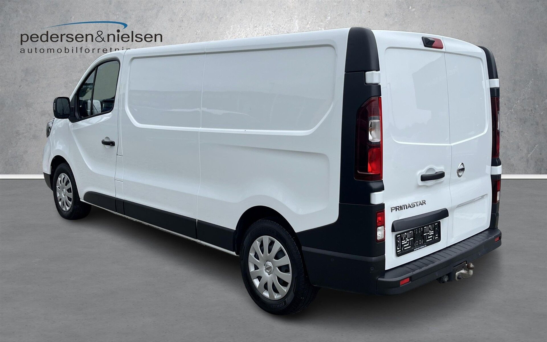 Hvid Nissan Primastar fra 2024