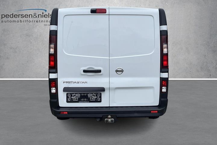 Hvid Nissan Primastar fra 2024