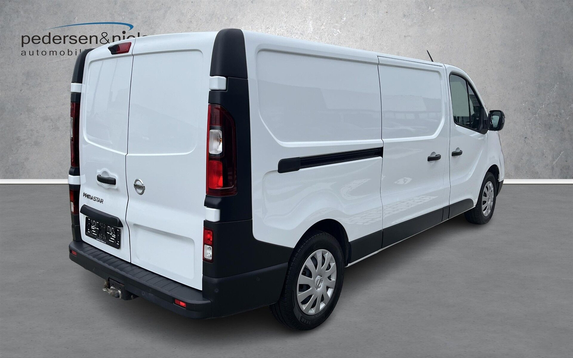 Hvid Nissan Primastar fra 2024