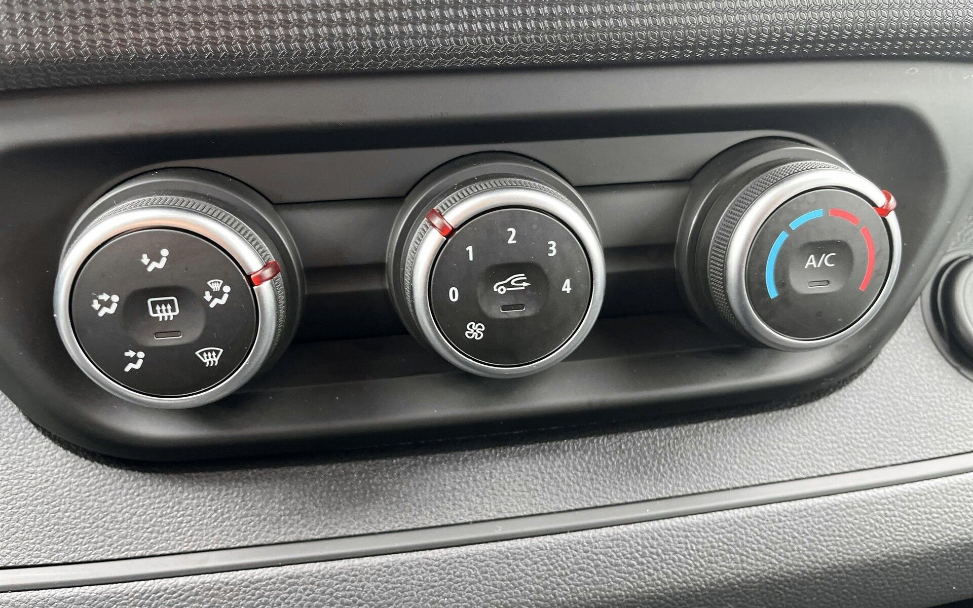 Hvid Nissan Primastar fra 2024