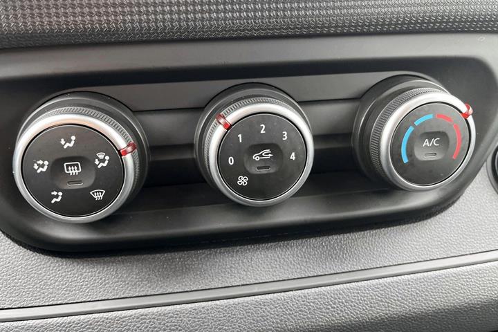 Hvid Nissan Primastar fra 2024