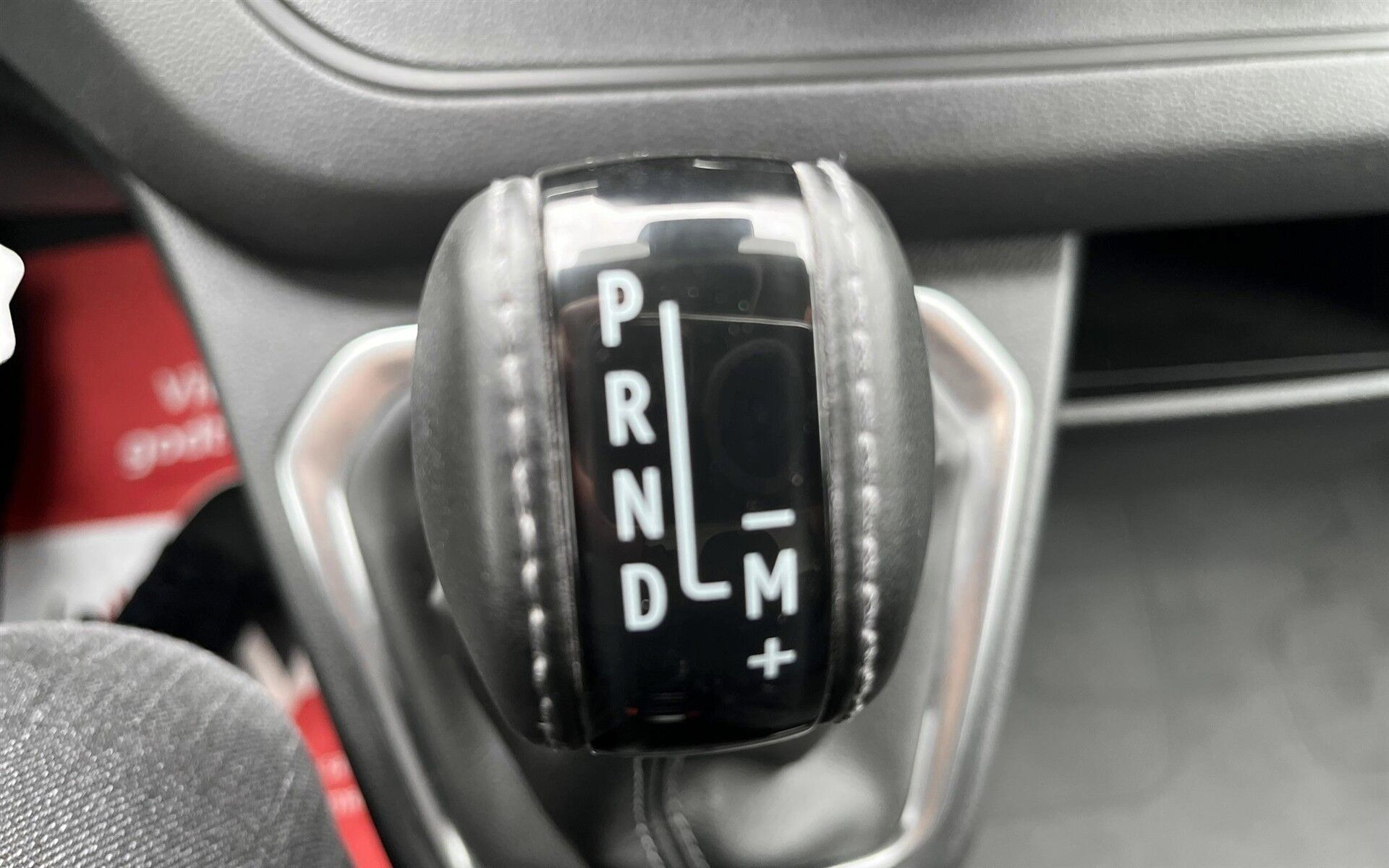 Hvid Nissan Primastar fra 2024