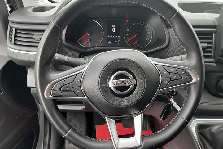 Hvid Nissan Primastar fra 2024