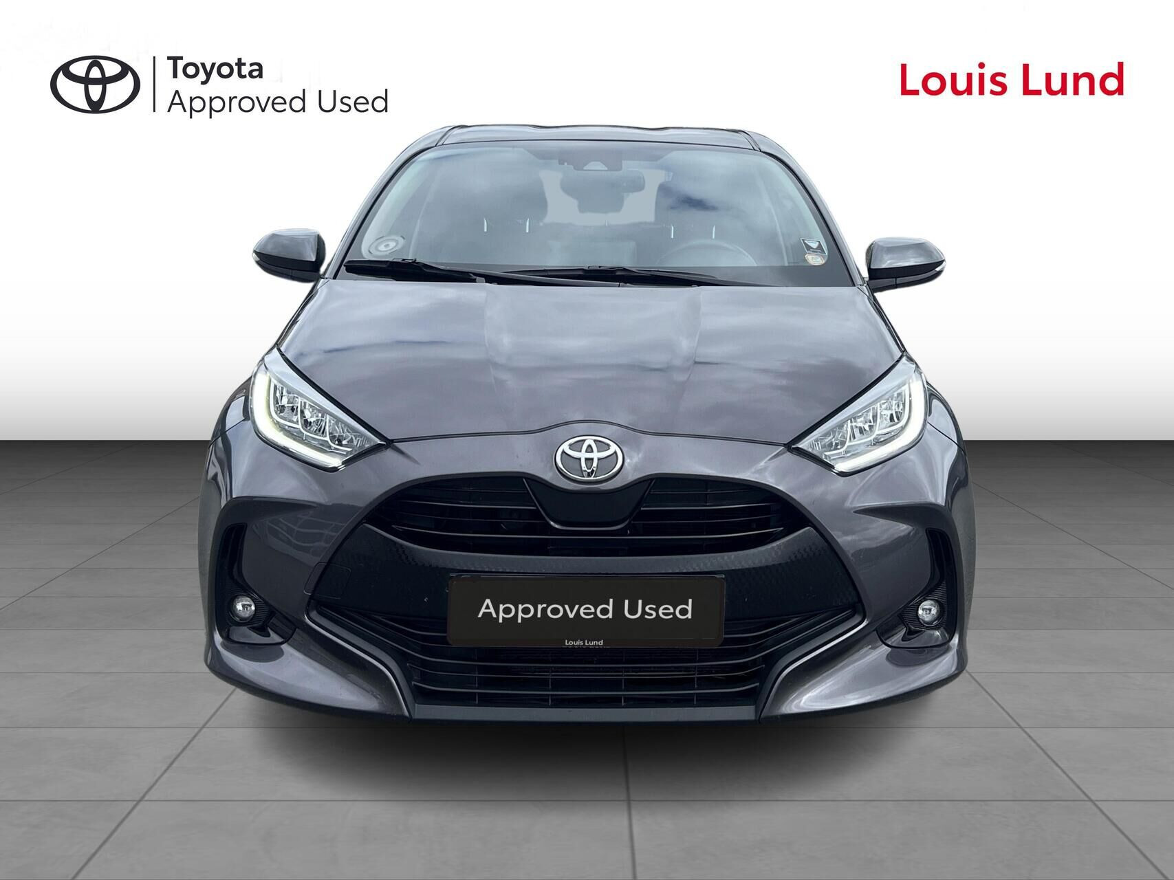 Grå Toyota Yaris fra 2021