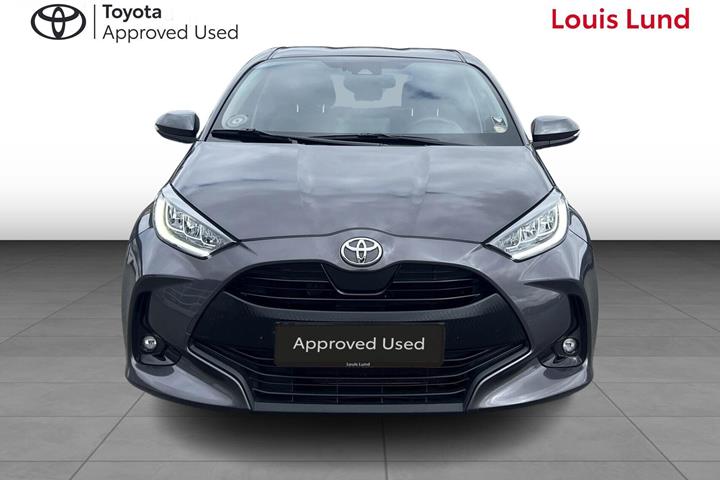 Grå Toyota Yaris fra 2021