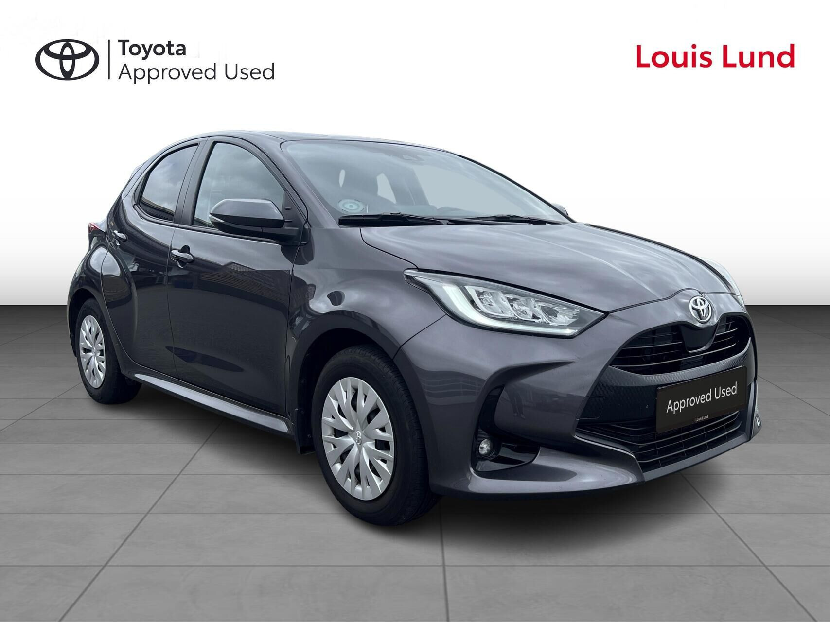 Grå Toyota Yaris fra 2021