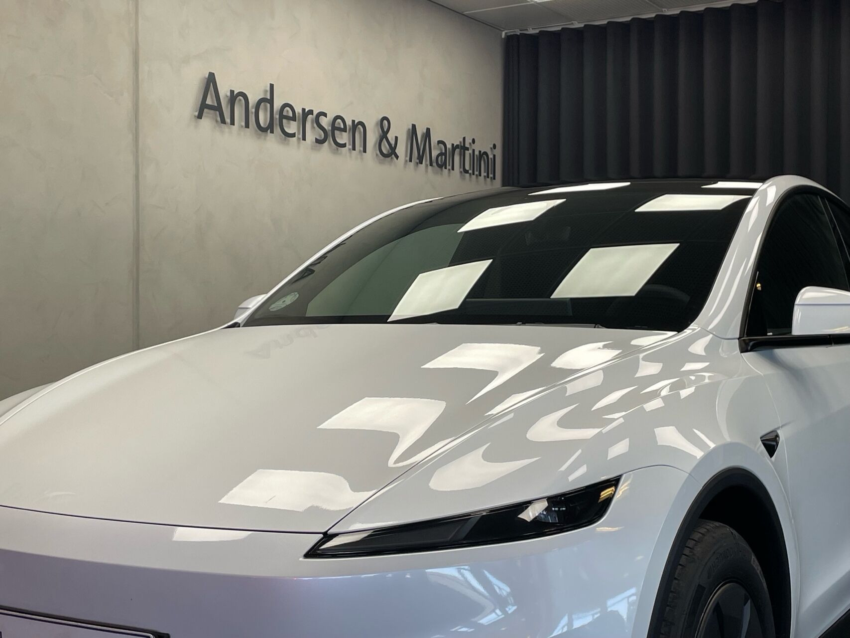 Hvid Tesla Model Y fra 2026