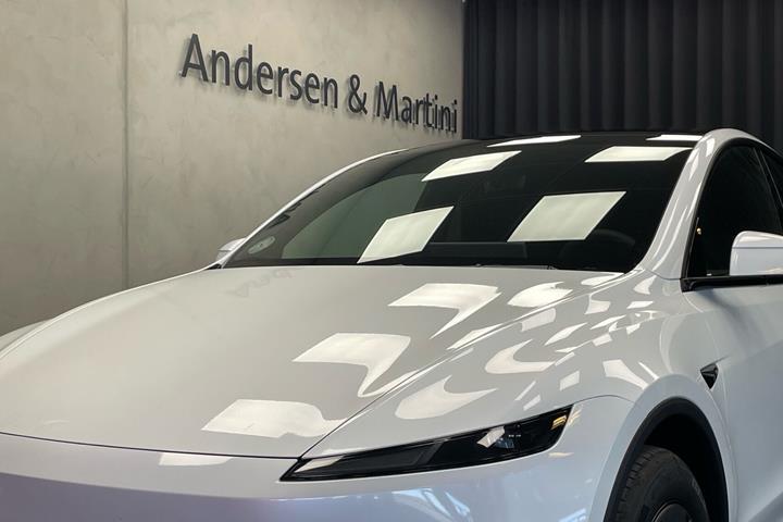 Hvid Tesla Model Y fra 2026