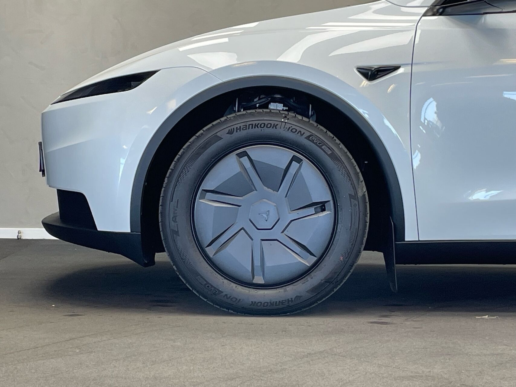 Hvid Tesla Model Y fra 2026