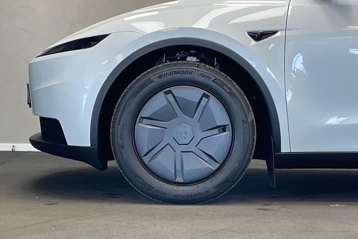 Hvid Tesla Model Y fra 2026