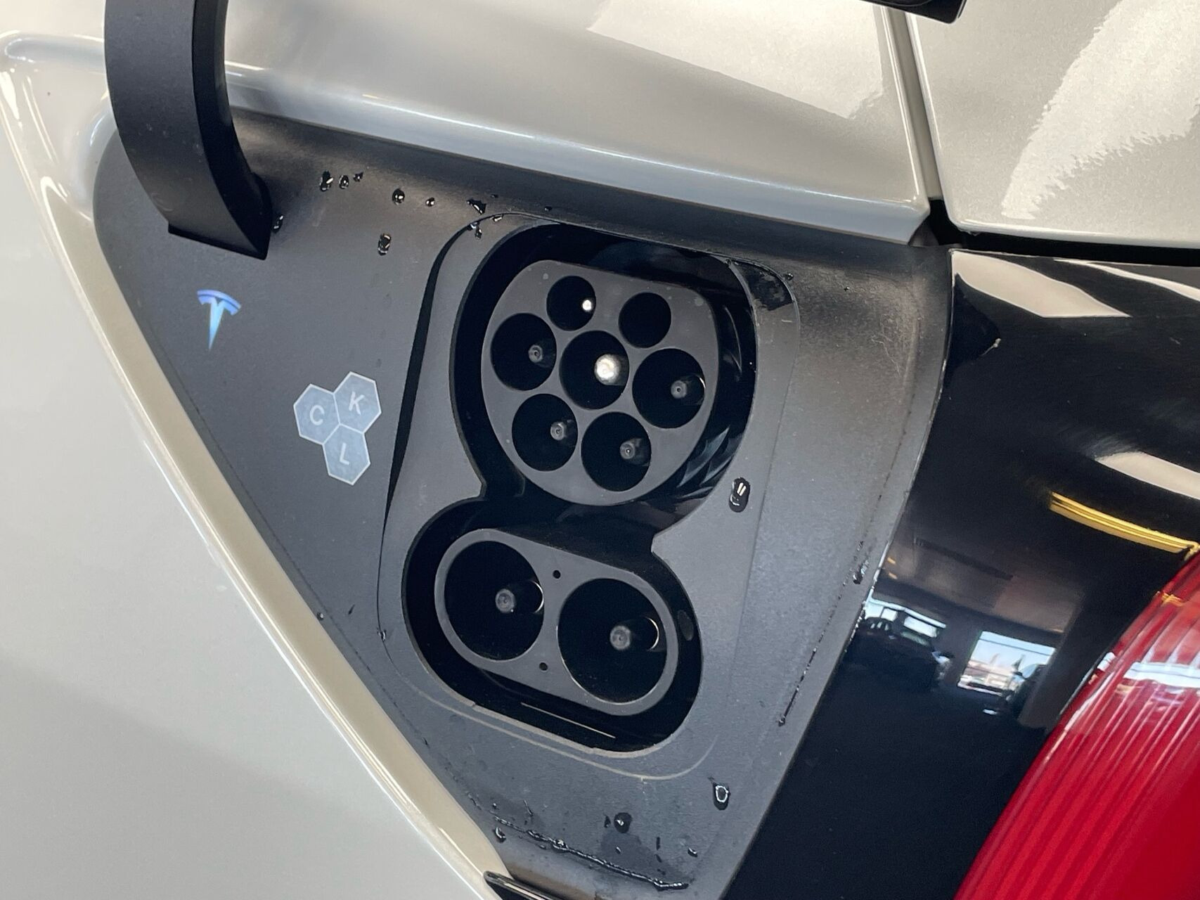 Hvid Tesla Model Y fra 2026