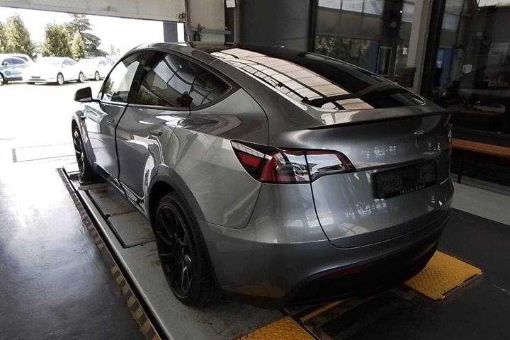 Sølv Tesla Model Y fra 2023