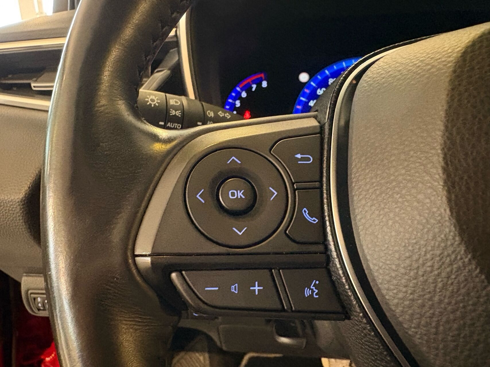 Rød Toyota Corolla fra 2020