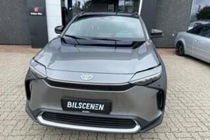 Grå Toyota BZ4X fra 2026
