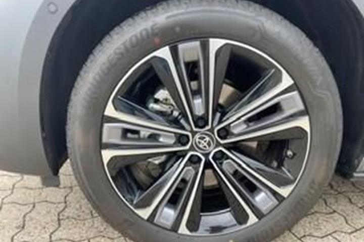 Grå Toyota BZ4X fra 2026
