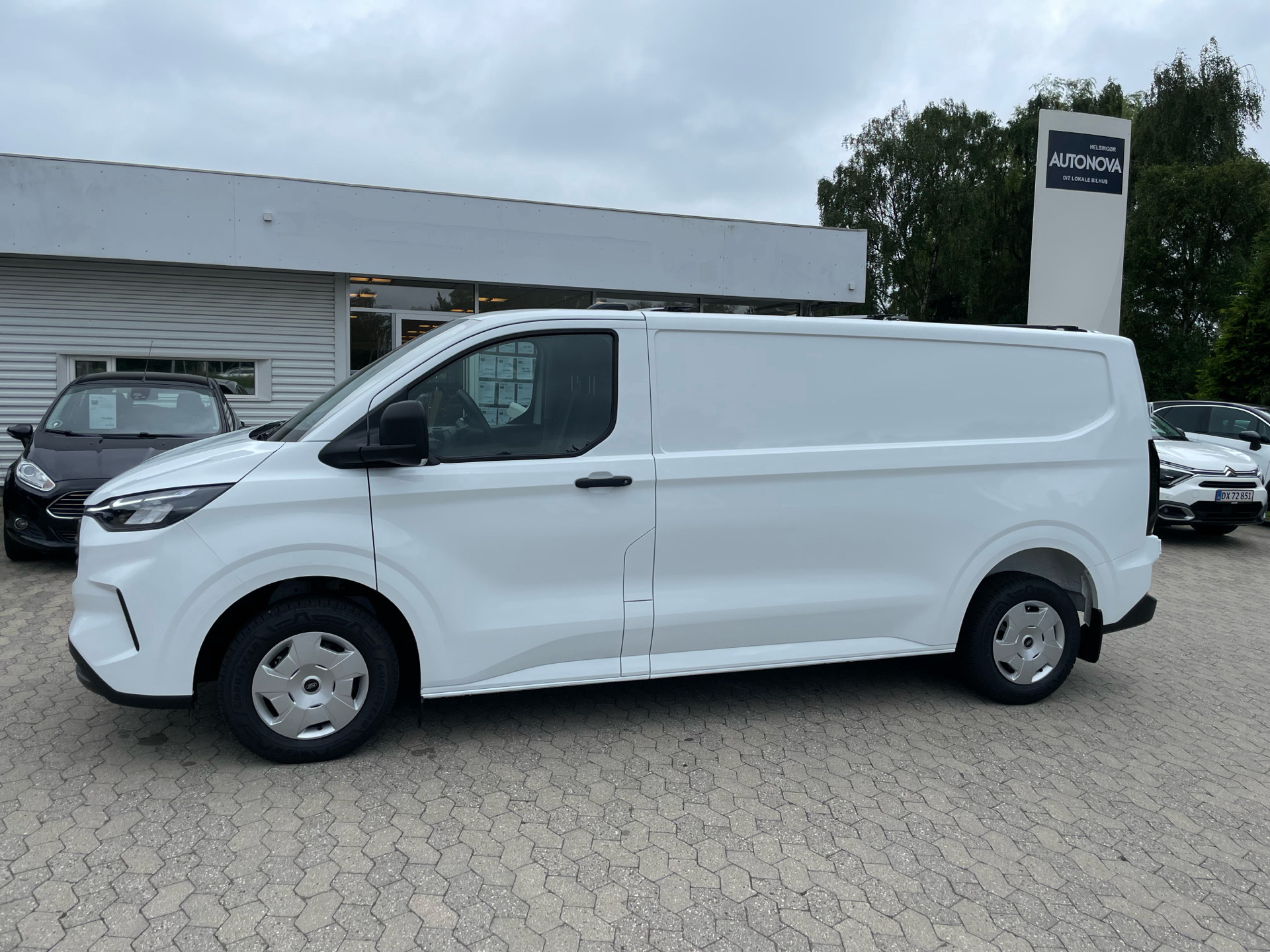 Hvid Ford Transit Custom fra 2024