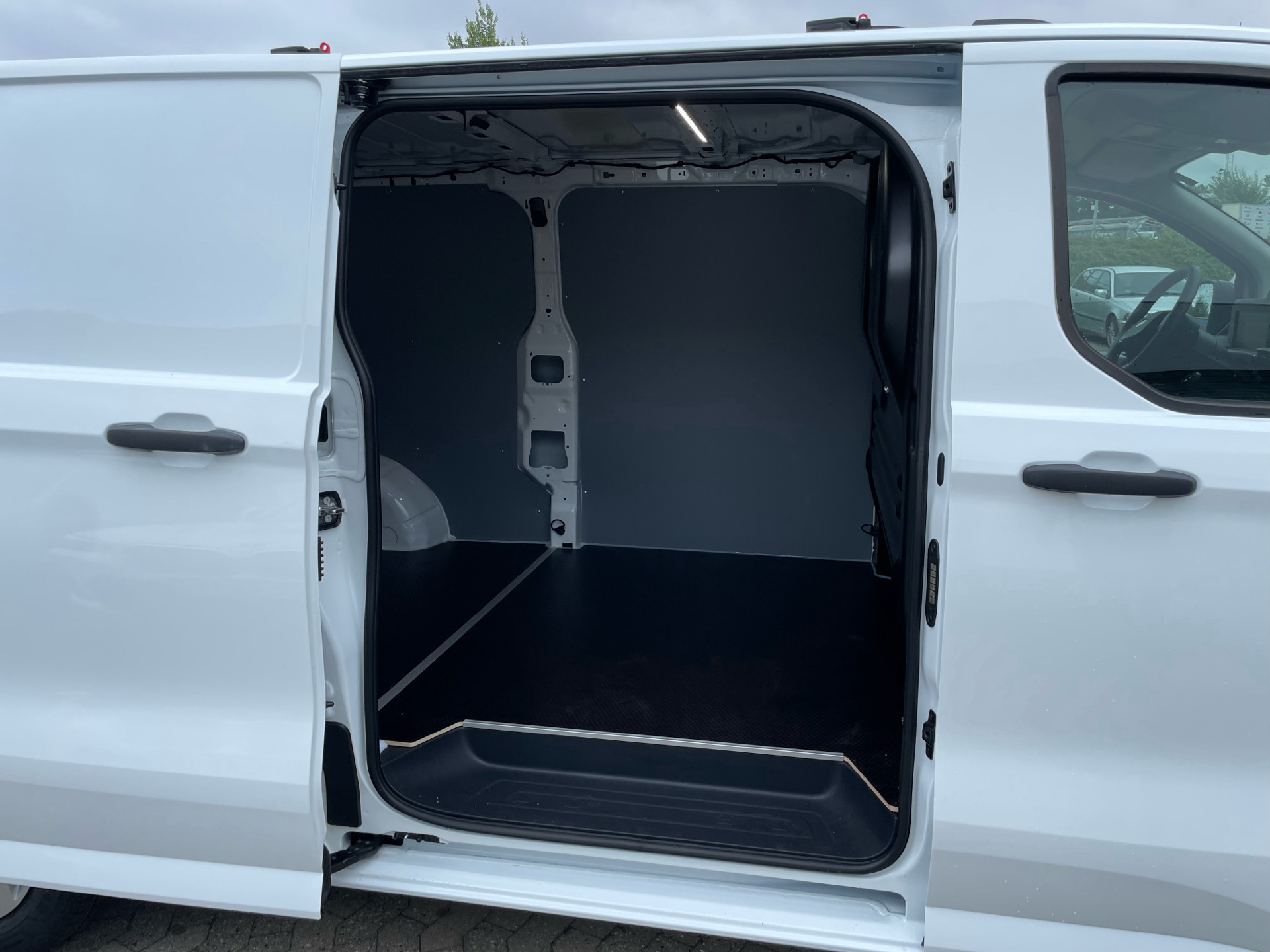 Hvid Ford Transit Custom fra 2024