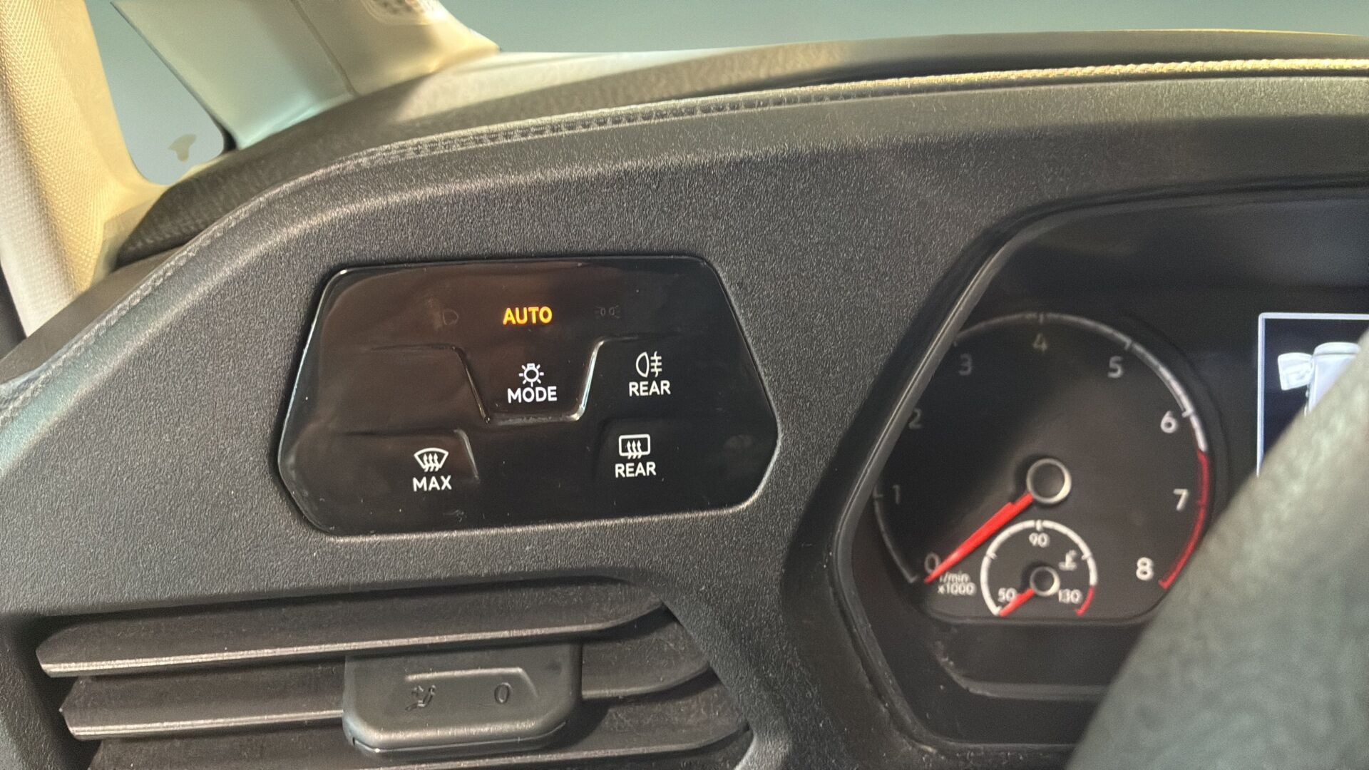 Grå VW Caddy fra 2021